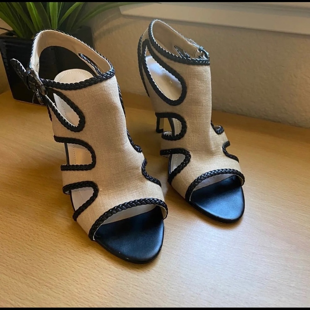 Tahari 7 1/2 M Black leather and Tan Heels